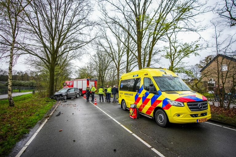 De ambulance nam de vrouw mee naar het ziekenhuis (Foto: SQ Vision).