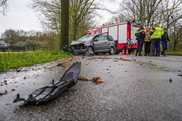 De auto verloor onderdelen bij de botsing (Foto: SQ Vision).