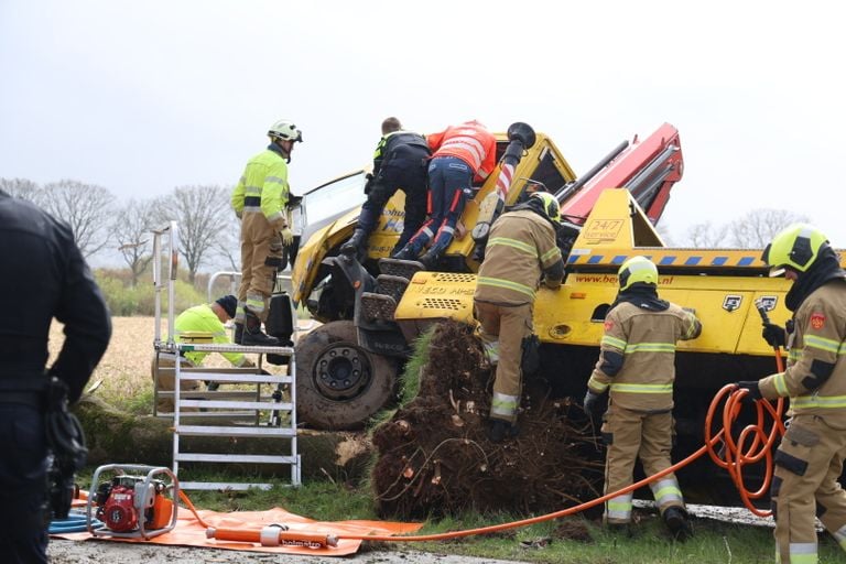 Brandweerlieden bezig om de chauffeur te bevrijden (Foto: SK-Media).