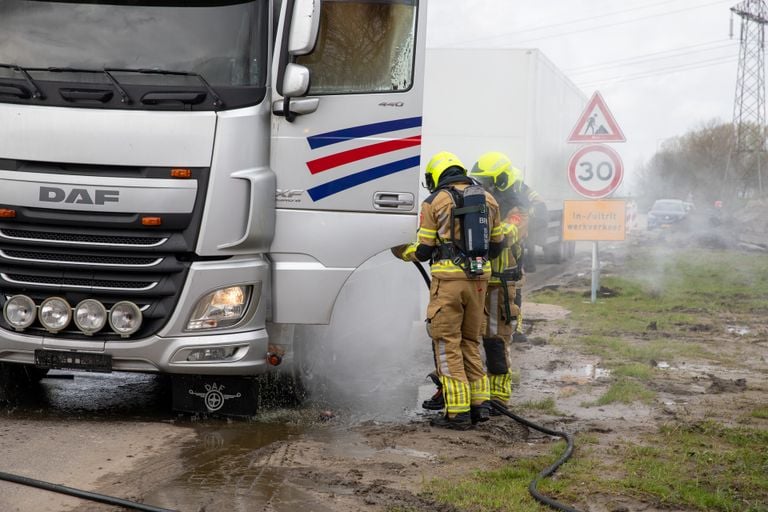 Brandweerlieden bij de vrachtwagen (Foto: SQ Vision/Christian Traets).