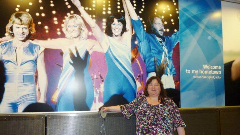 Superfan Monique op Arlanda Airport op een van de vele ABBA-tripjes (eigen foto)