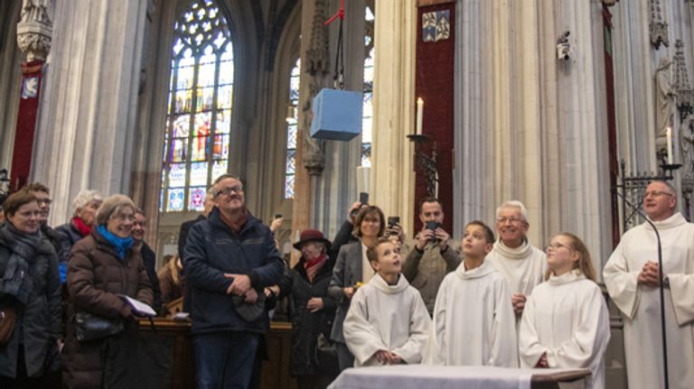 Het kistje werd in december 2022 omhoog gehesen om voor honderd jaar te bewaren (foto: Wim Koopman). 