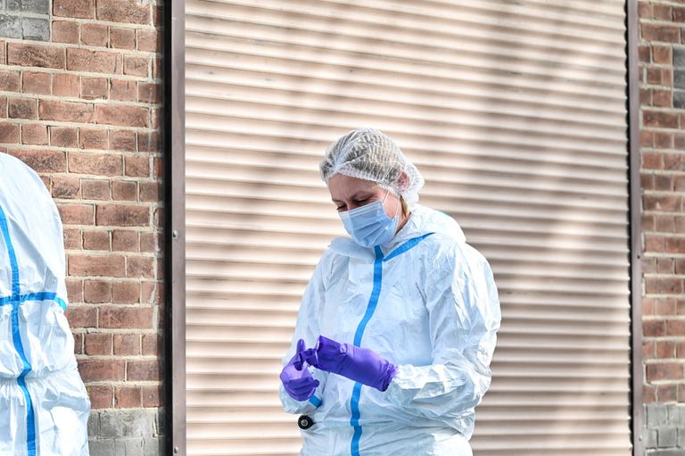 De forensische opsporing aan het werk in de Zuid-Oosterstraat (Foto: SQ Vision/Toby de Korte).
