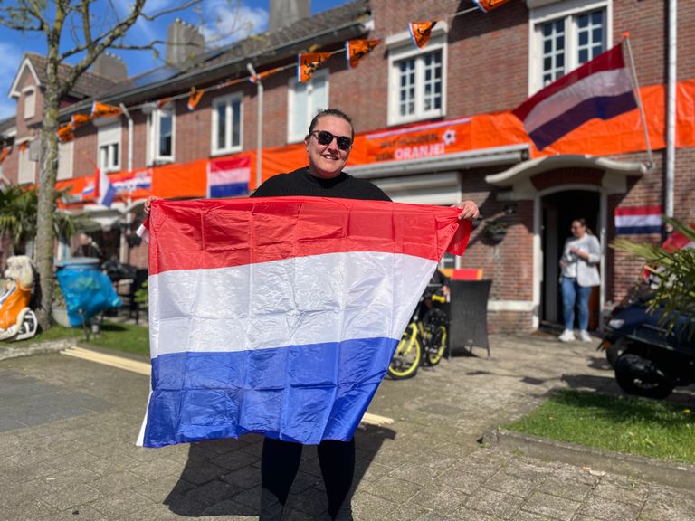 In de straat wordt hard aan de versiering gewerkt (Foto: Raymond Merkx).