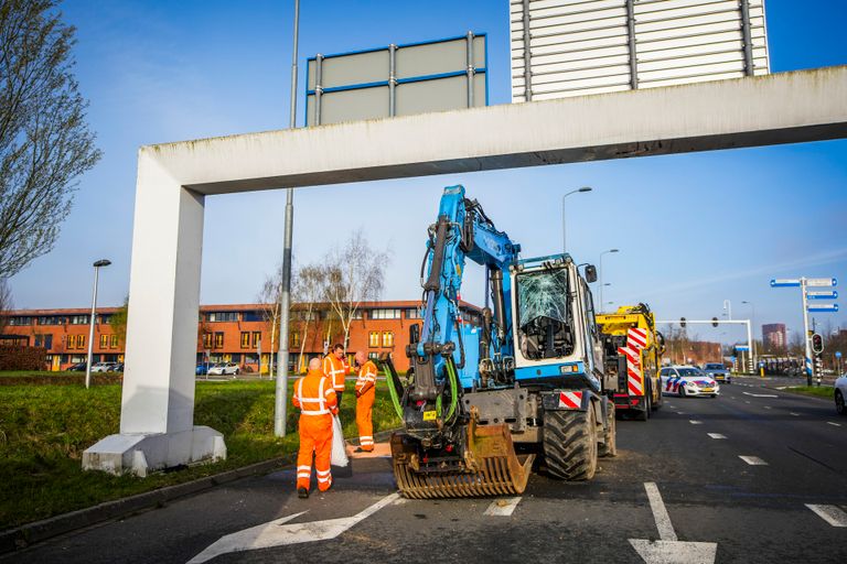 De graafmachine na de botsing (Foto: SQ Vision).