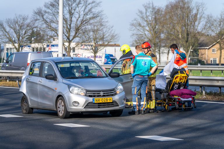 De auto van de vrouw raakte beschadigd (Foto: SQ Vision/Iwan van Dun).