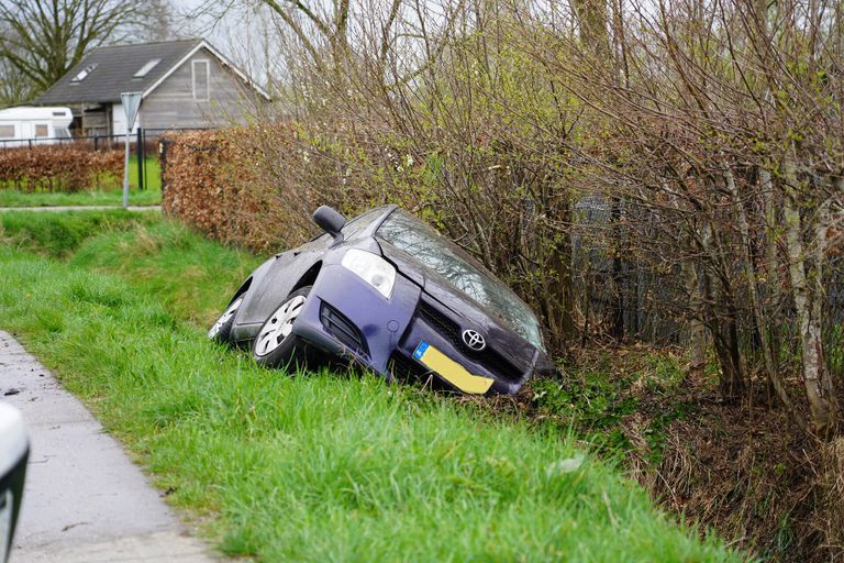 De auto kwam in de sloot terecht (Foto: SQ Vision/Jeroen Stuve).