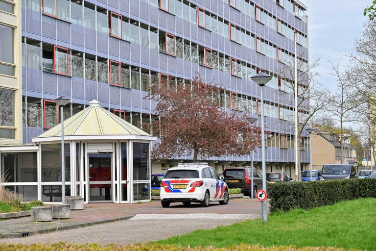 Een politieauto bij de woning (foto: SQ Vision/Tom van der Put).