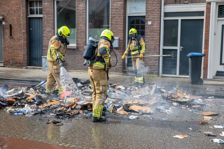 Brandweerlieden blusten het vuur op straat (Foto: SQ Vision/Christian Traets).