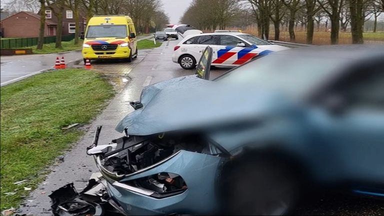 Een van de auto's was flink beschadigd (Foto: Politie Helmond).