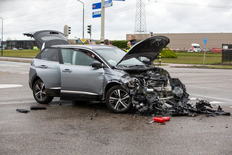 De auto van de man raakte zwaar beschadigd (Foto: SQ Vision/Christian Traets).