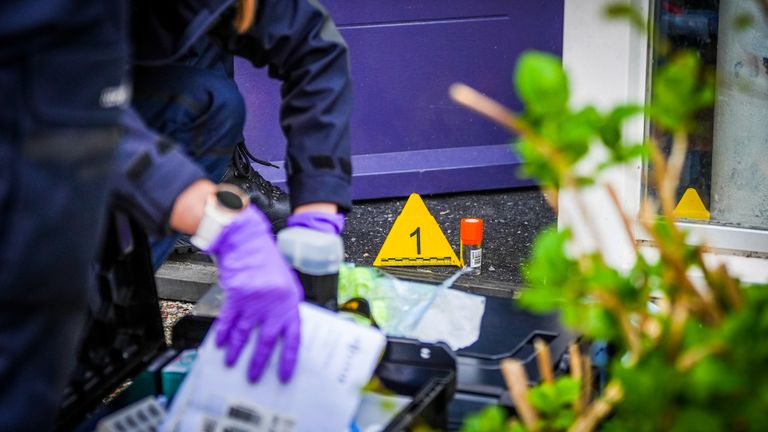 Bij de deur en op straat lagen kogelhulzen (foto: SQ Vision).