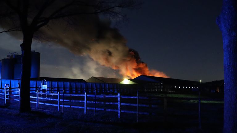 Vlak na het uitbreken van de brand werd een NL Alert gestuurd vanwege de vele rook (foto: Kevin Kanters/SQ Vision).