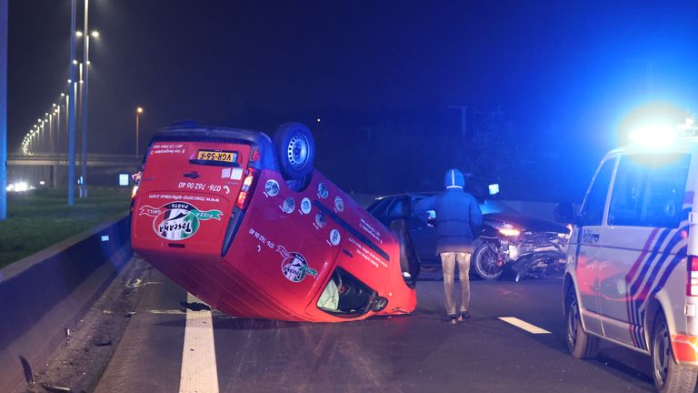 De pizzawagen sloeg over de kop, na een van de aanrijdingen (foto: Boelens Fotomedia).