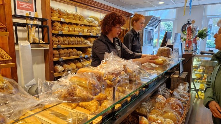 Er worden duizenden worstenbroodjes verkocht de dag na de uitreiking (foto: Tom Berkers).