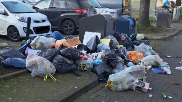 Dagelijks wordt afval gedumpt bij ondergrondse containers in Oss (foto: gemeente Oss).