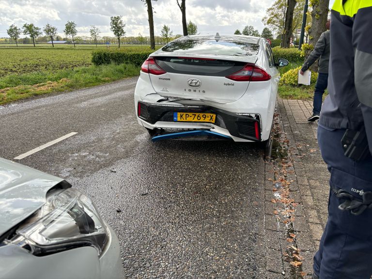 De achterkant was flink ingedeukt na het ongeluk (foto: SQ Vision/Marco van den Broek).
