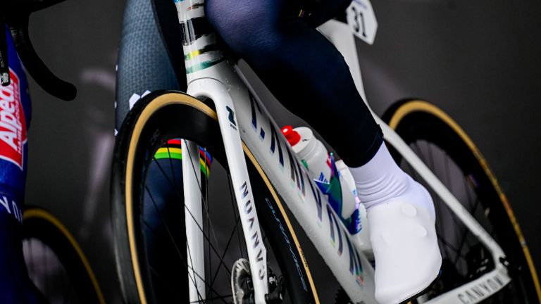 Mathieu van der Poel heeft er alles aan gedaan om warm te blijven deze zondag (foto: via ANP, BELGA PHOTO Dirk Waem).