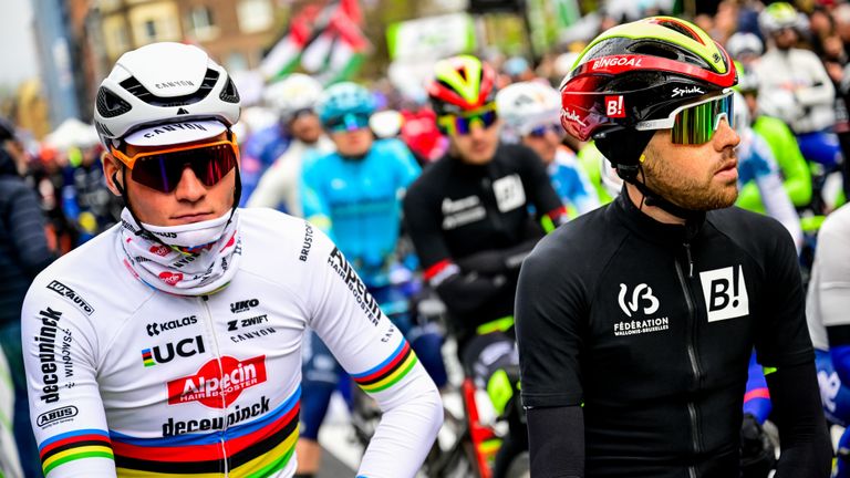 Mathieu van der Poel dik ingepakt aan de start in Luik zondag (foto: via ANP, BELGA PHOTO Dirk Waem).