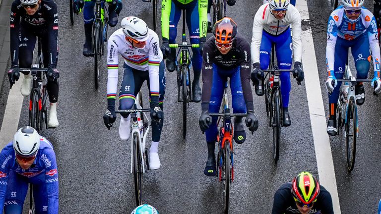 Mathieu van der Poel dik ingepakt in de regnboogtrui op weg naar Luik (foto: via ANP / BELGA PHOTO Dirk Waem).