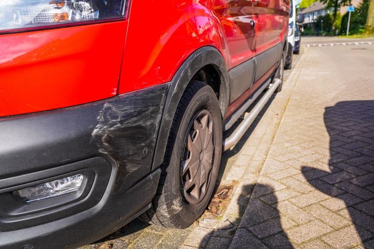 De politie reed tegen de rode bus aan (foto: Dave Hendriks/SQ Vision).