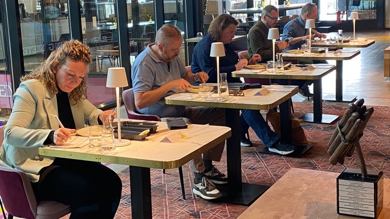 De kritische jury (foto: Brabants Asperge Genootschap).