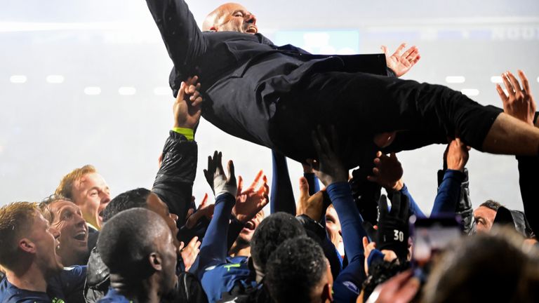 Trainer Peter Bosz gaat de lucht in (foto: ANP).