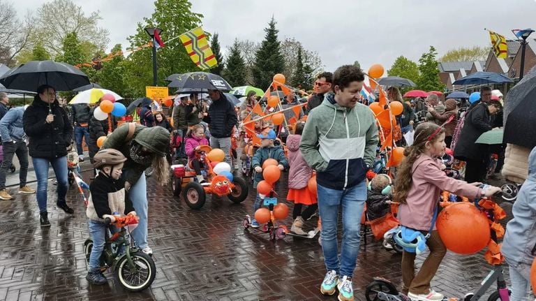 Kinderen op hun versierde fietsen (foto: DTV).
