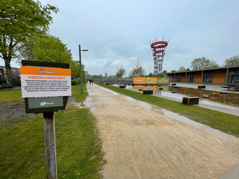 Een leeg en regenachtig Spoorpark (foto: Manon Snoeren)