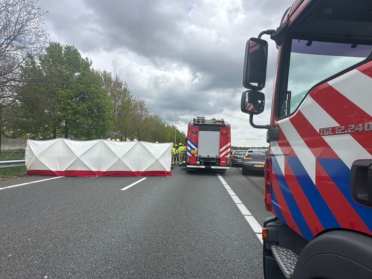 De snelweg is afgesloten (foto: Bart Meesters).