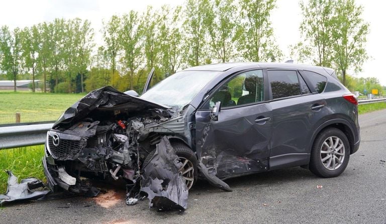 Ook de auto van de andere slachtoffers raakte zwaar beschadigd (foto: SQ Vision). 