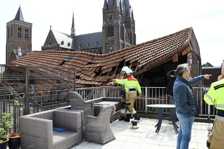 Het ingestorte gebouw ligt in de buurt van de kerk in Cuijck (Foto: SK-Media).