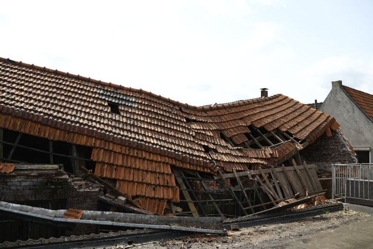 Het dak van het gebouw is ingestort (Foto: SK-Media).