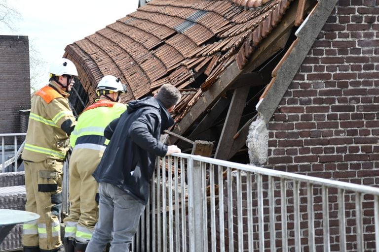 Brandweerlieden nemen een kijkje bij het gebouw (Foto: SK-Media).