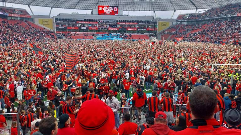 Een ouderwetse 'pitch invasion' na het behalen van de Duitse titel.