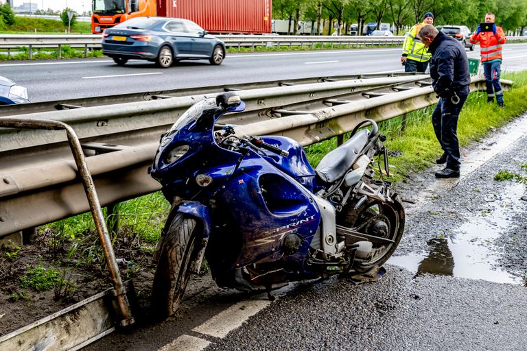 De man botste op de vangrail van de A59 (Foto: Eye4images).