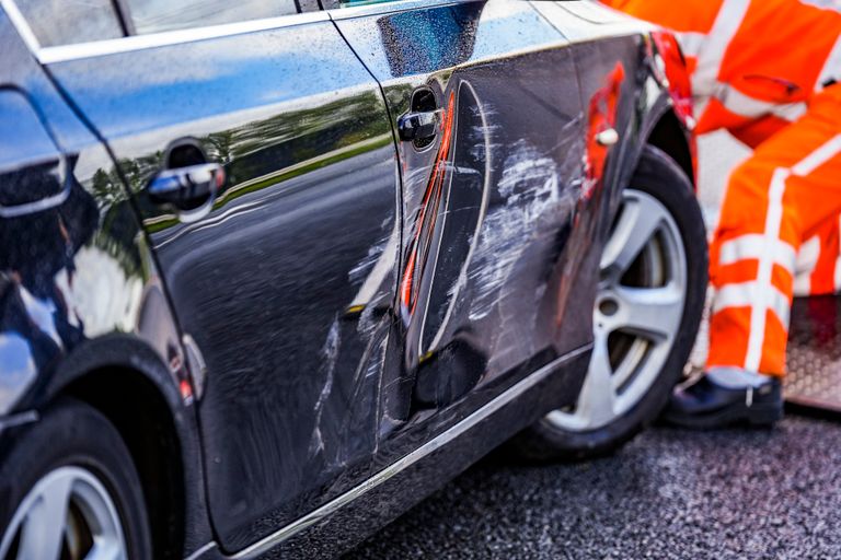 Een van de auto's raakte flink beschadigd (Foto: SQ Vision).