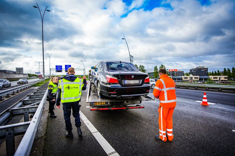 De auto's werden weggetakeld (Foto: SQ Vision).