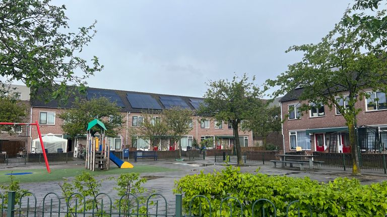 Bewoners van 15 huizen in De Muntel moeten zonnepanelen maanden later ineens van hun dak laten halen (foto: Megan Hanegraaf).