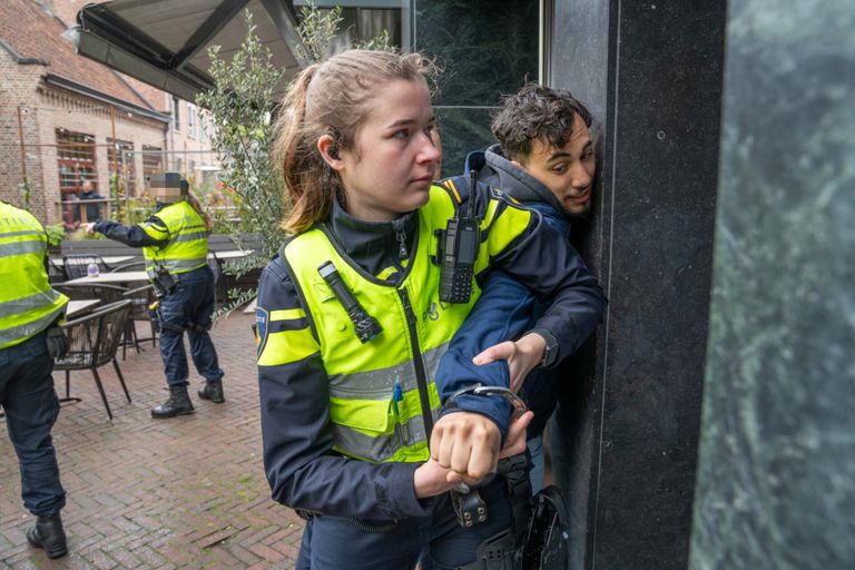 Een 'verdachte' wordt aangehouden tijdens een oefening van de politie in Deurne (foto: Dave Hendriks / SQ Vision). 