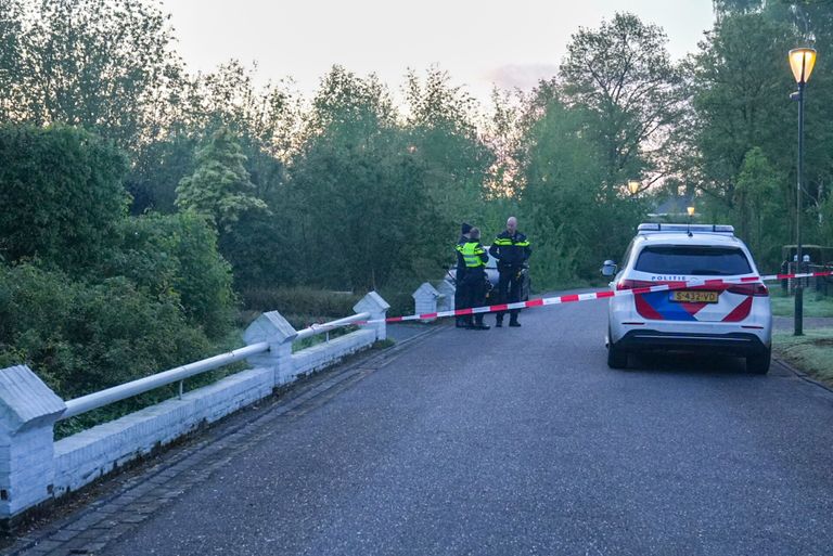 Een deel van de straat is vanwege politieonderzoek afgesloten (foto: Harrie Grijseels/SQ Vision).
