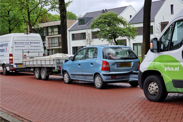 De auto raakte aan twee kanten beschadigd (foto: SQ Vision/Jozef Bijnen).