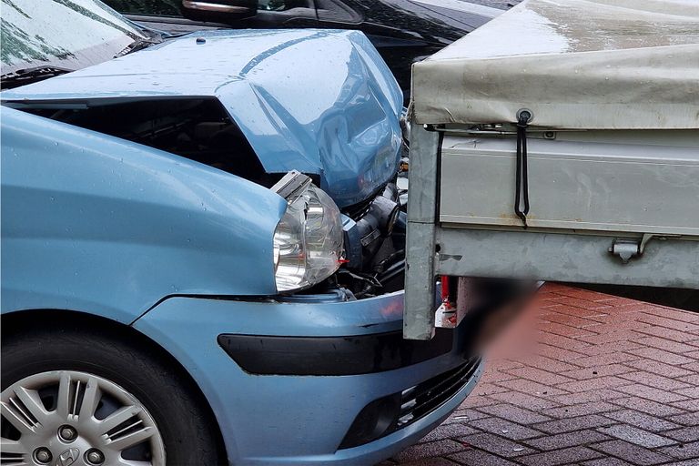 De auto knalde achterop de aanhanger (foto: SQ Vision/Jozef Bijnen).