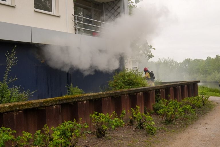 Er kwam veel rook uit de flat (foto: SQ Vision/Harrie Grijseels).