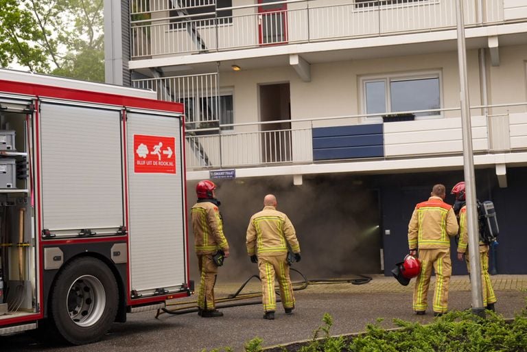 De brandweer was met twee blusauto's bij de flat (foto: SQ Vision/Harrie Grijseels).