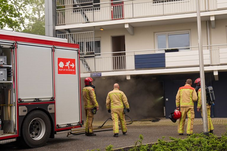 De brandweer was met twee blusauto's bij de flat (foto: SQ Vision/Harrie Grijseels).