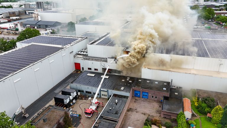 De rook steeg op tot grote hoogtes (foto: SQ Vision/Gabor Heeres).