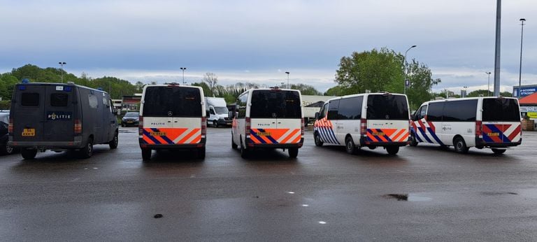 De politie is klaar voor de wedstrijd (foto: Leon Voskamp).