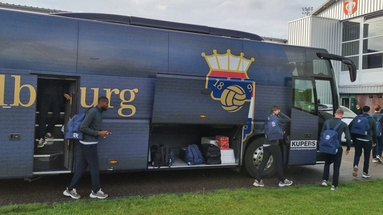 De spelersbus komt aan bij het stadion (foto: Leon Voskamp).