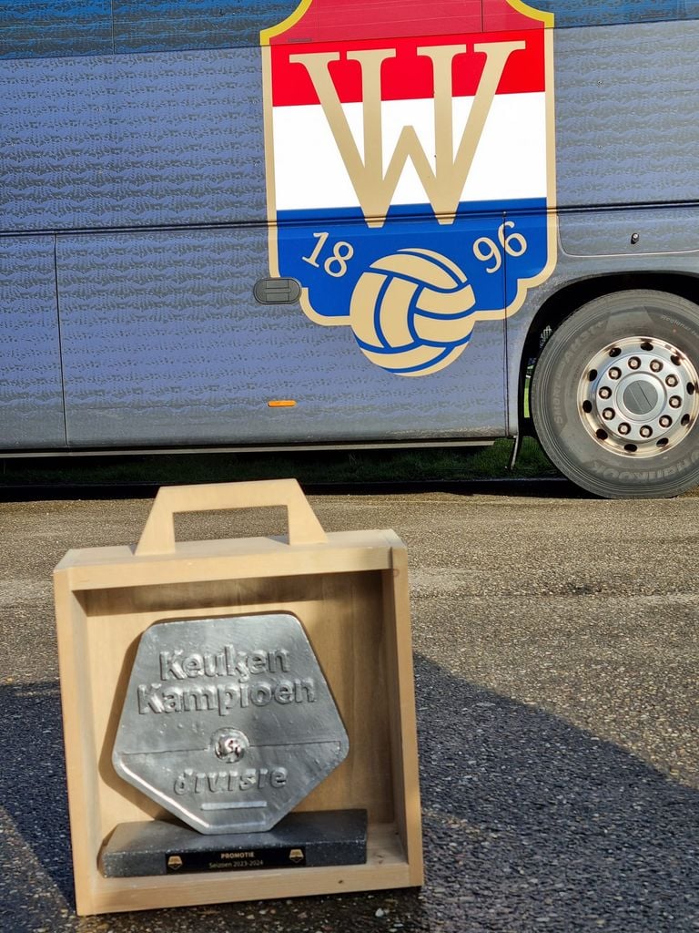 De schaal voor promotie bij de spelersbus van Willem II (foto: Leon Voskamp).